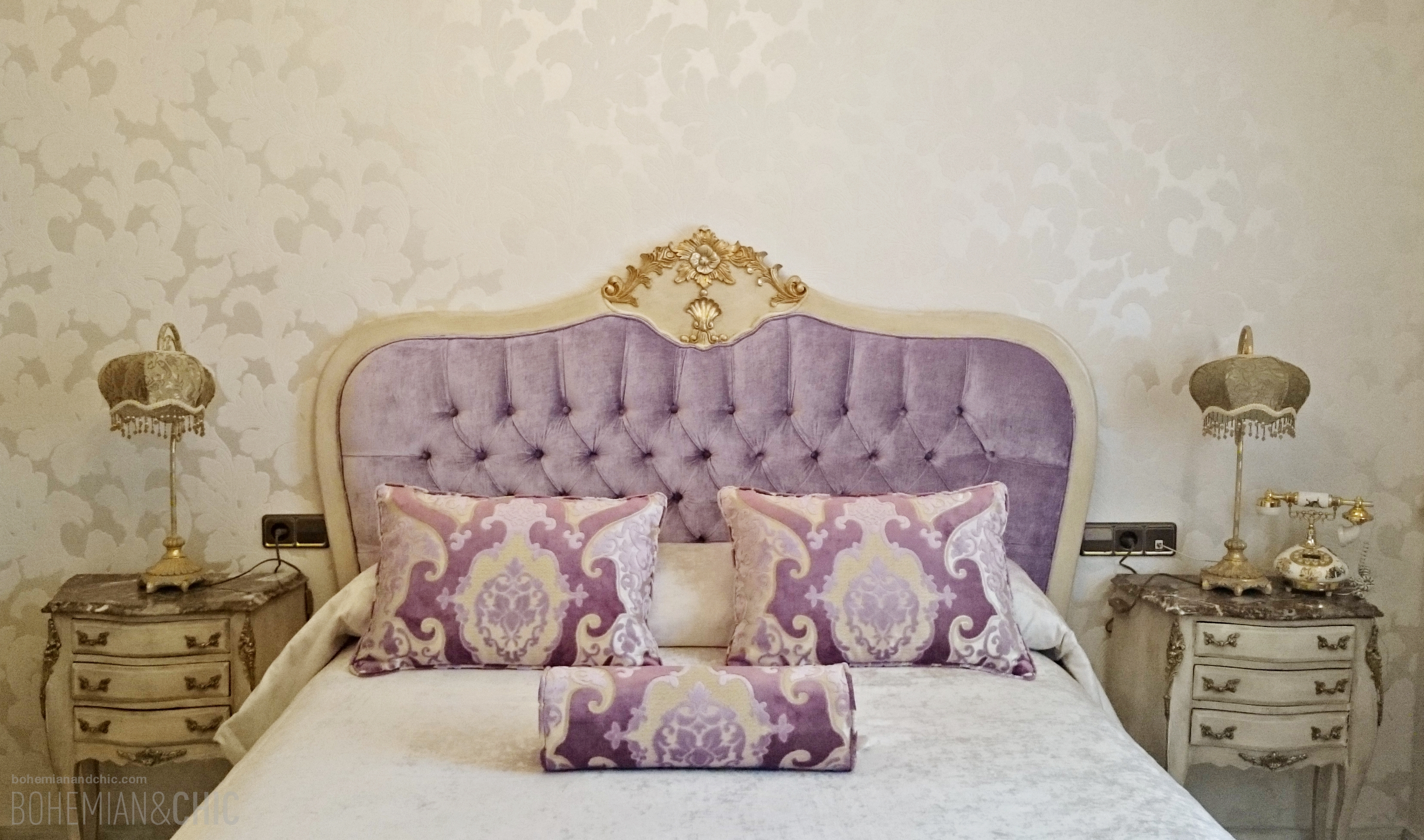 dormitorio de aire barroco con muebles restaurados