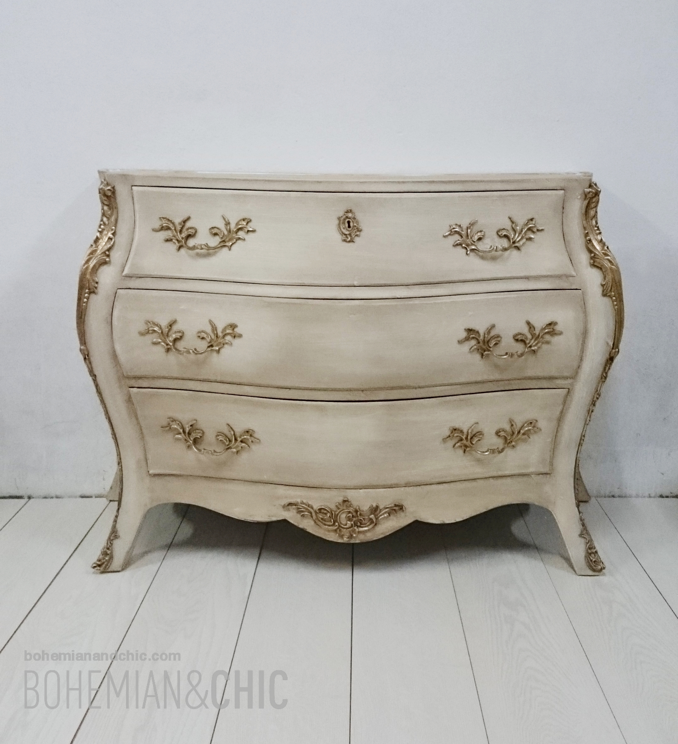 dormitorio de aire barroco con muebles restaurados