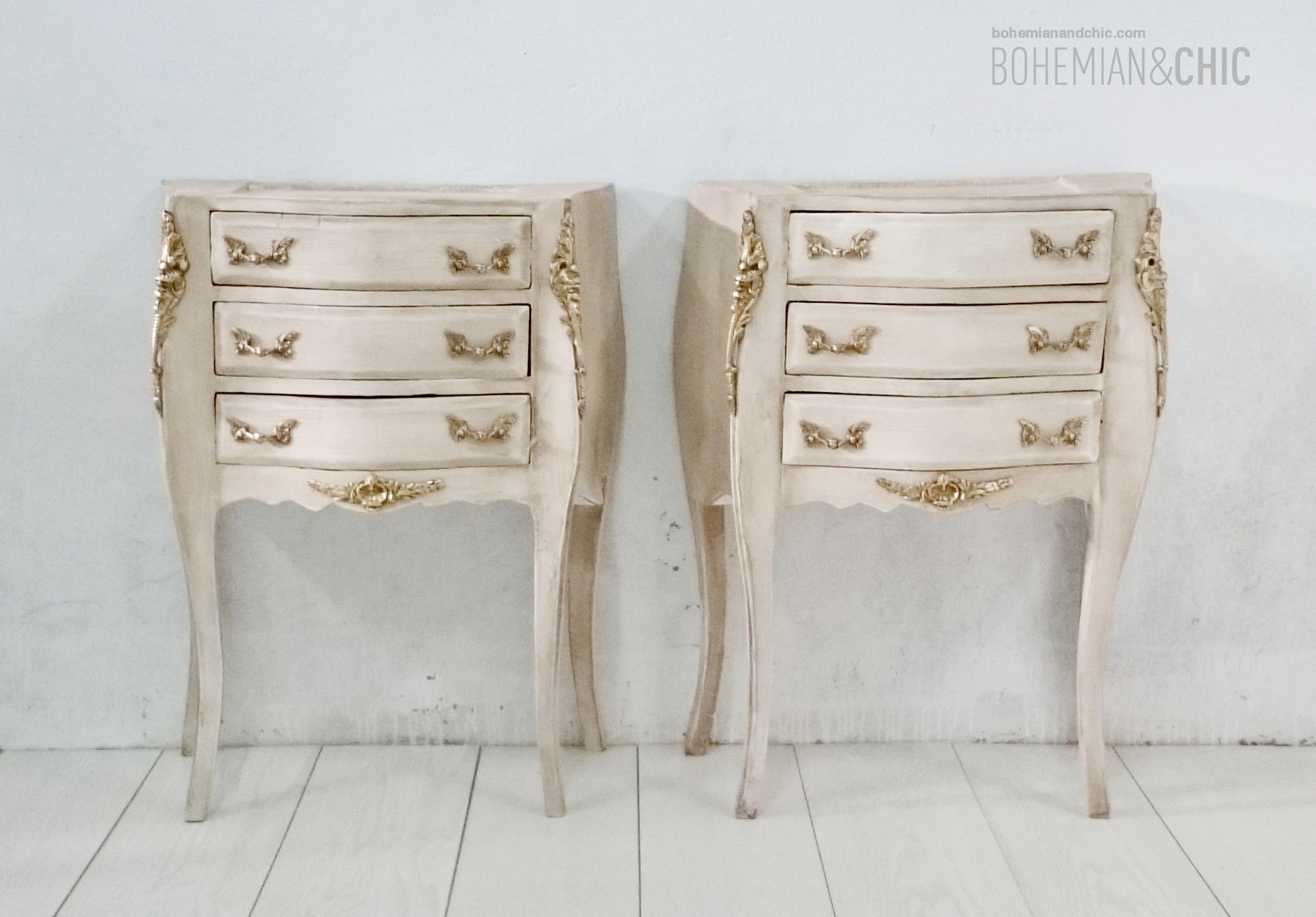 dormitorio de aire barroco con muebles restaurados