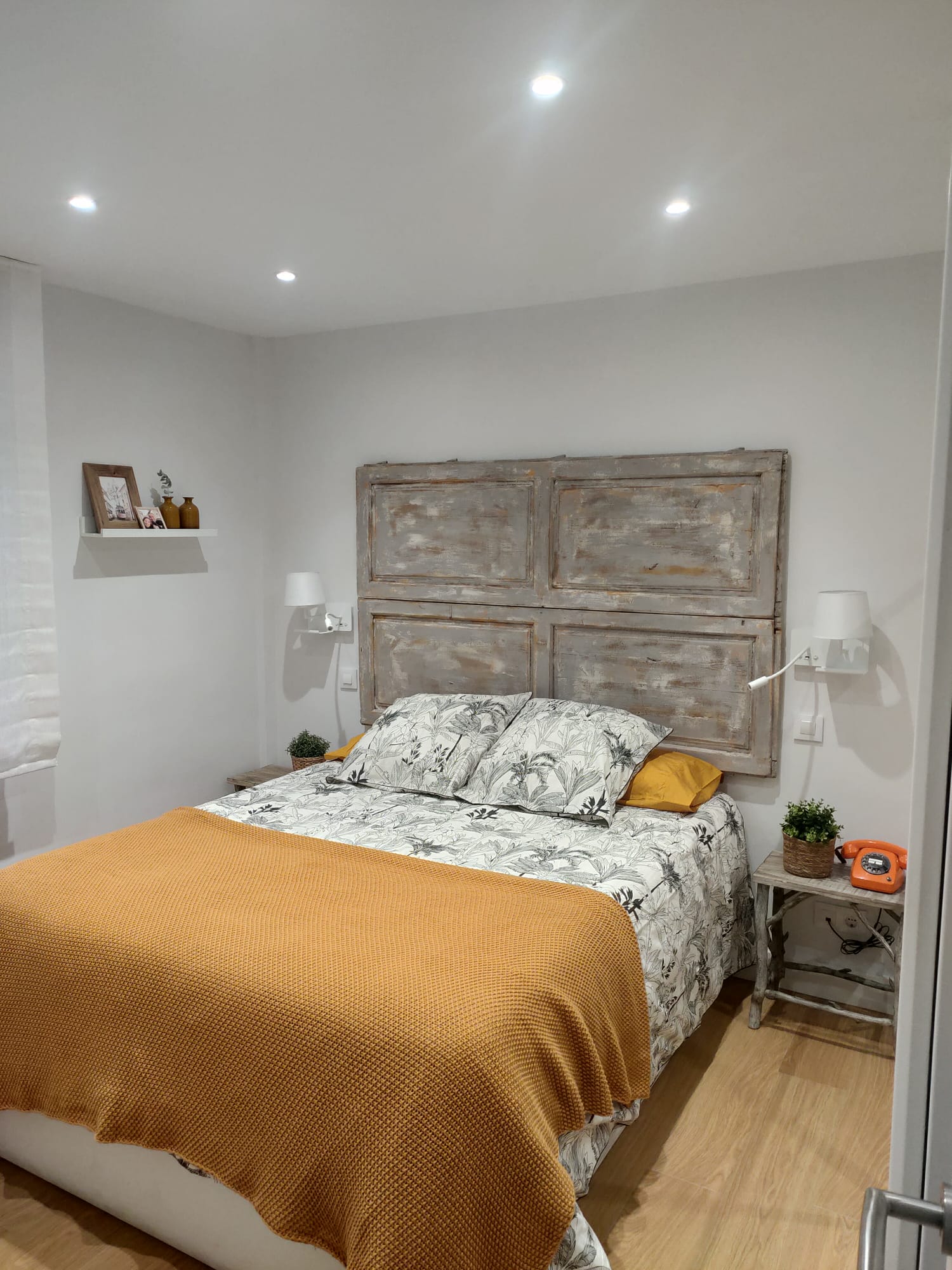 dormitorio con cabecero puerta antigua