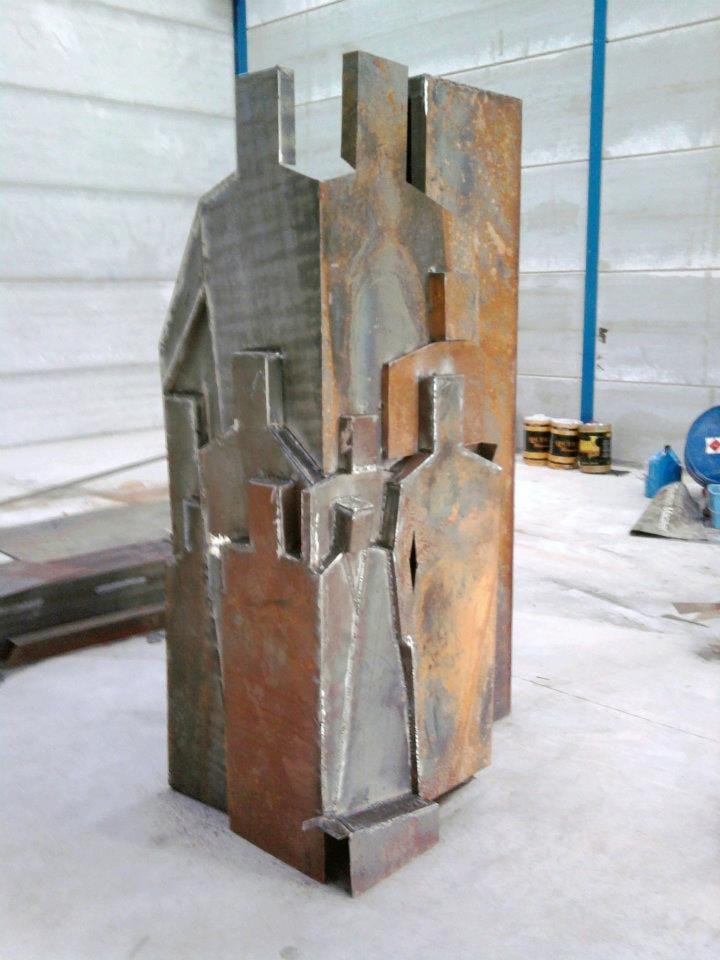 escultura de metal