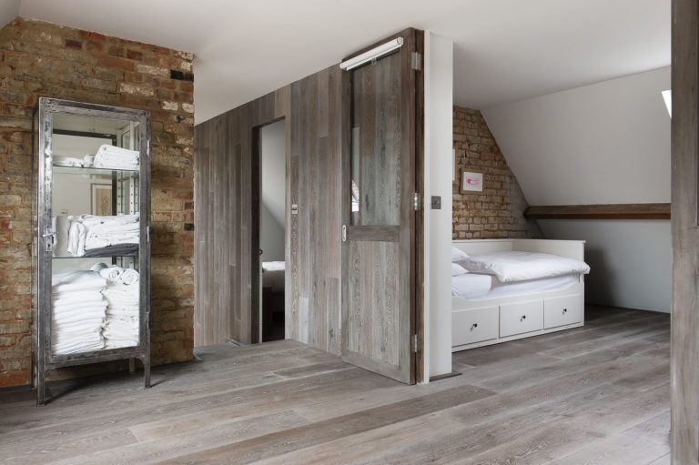 una antigua estación de ambulancias convertida en una casa familiar