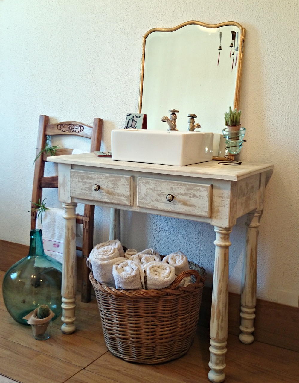 Mueble de baño decapado en blanco antiguo Bohemian and Chic