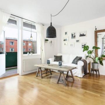 Estudio decorado con muebles recuperados