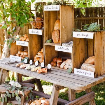 Rincón de degustación con cajas de frutas