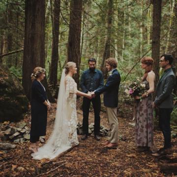 Boda íntima entre arboleda