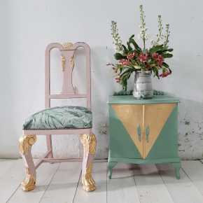 mesita vintage en verde salvia y dorado