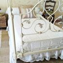 Antigua cama de forja estilo shabby