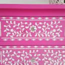 cómoda fucsia de estilo boho chic