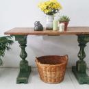 Mesa rústica en madera y patas en verde decapado