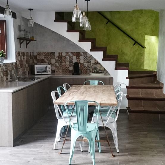 Mesa de comedor en madera y forja