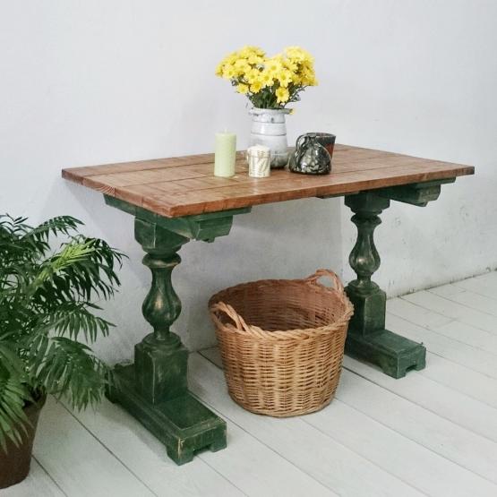 Mesa rústica en madera y patas en verde decapado