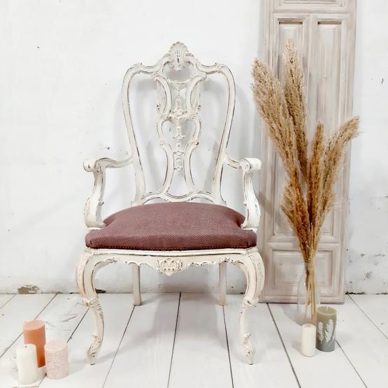 sillón antiguo tallado en blanco decapado