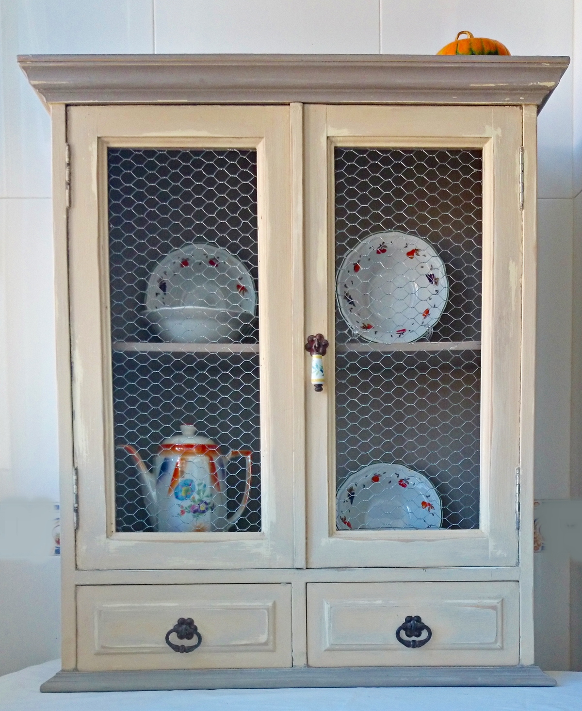 vitrina de colgar con tela de gallinero | Bohemian and Chic