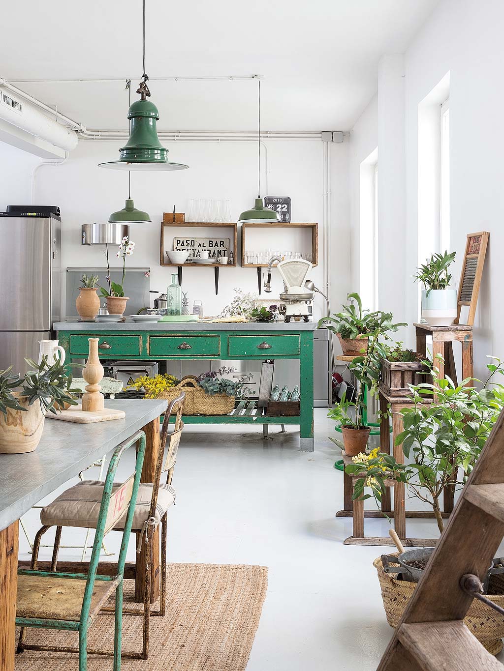 Un loft de estilo industrial y toques retro