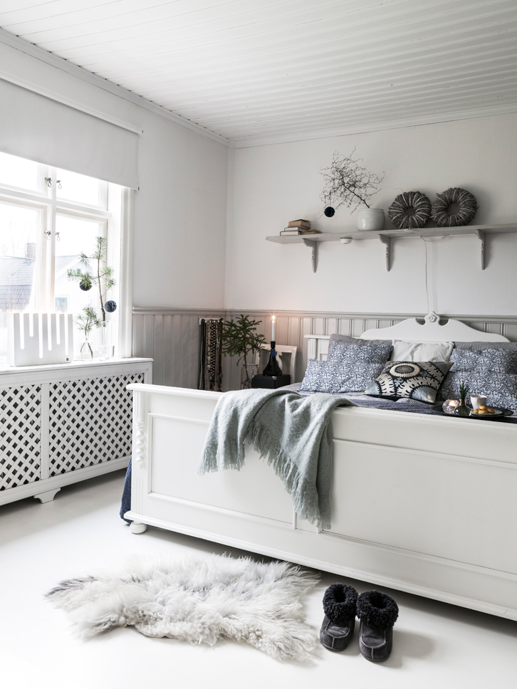 Un casa vestida para Navidad en blanco y verde