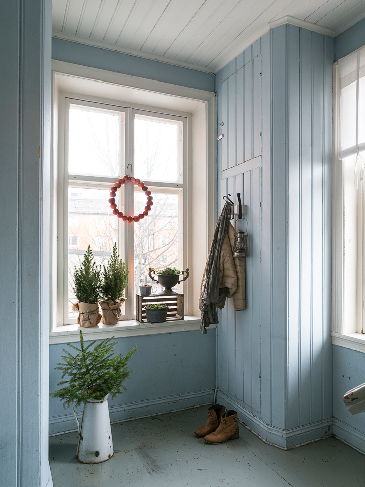 Una casa lista para recibir la Navidad decorada con piezas recuperadas