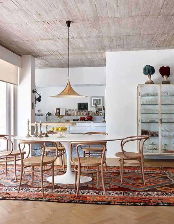 37 ideas para decorar con una mesa redonda en tu hogar