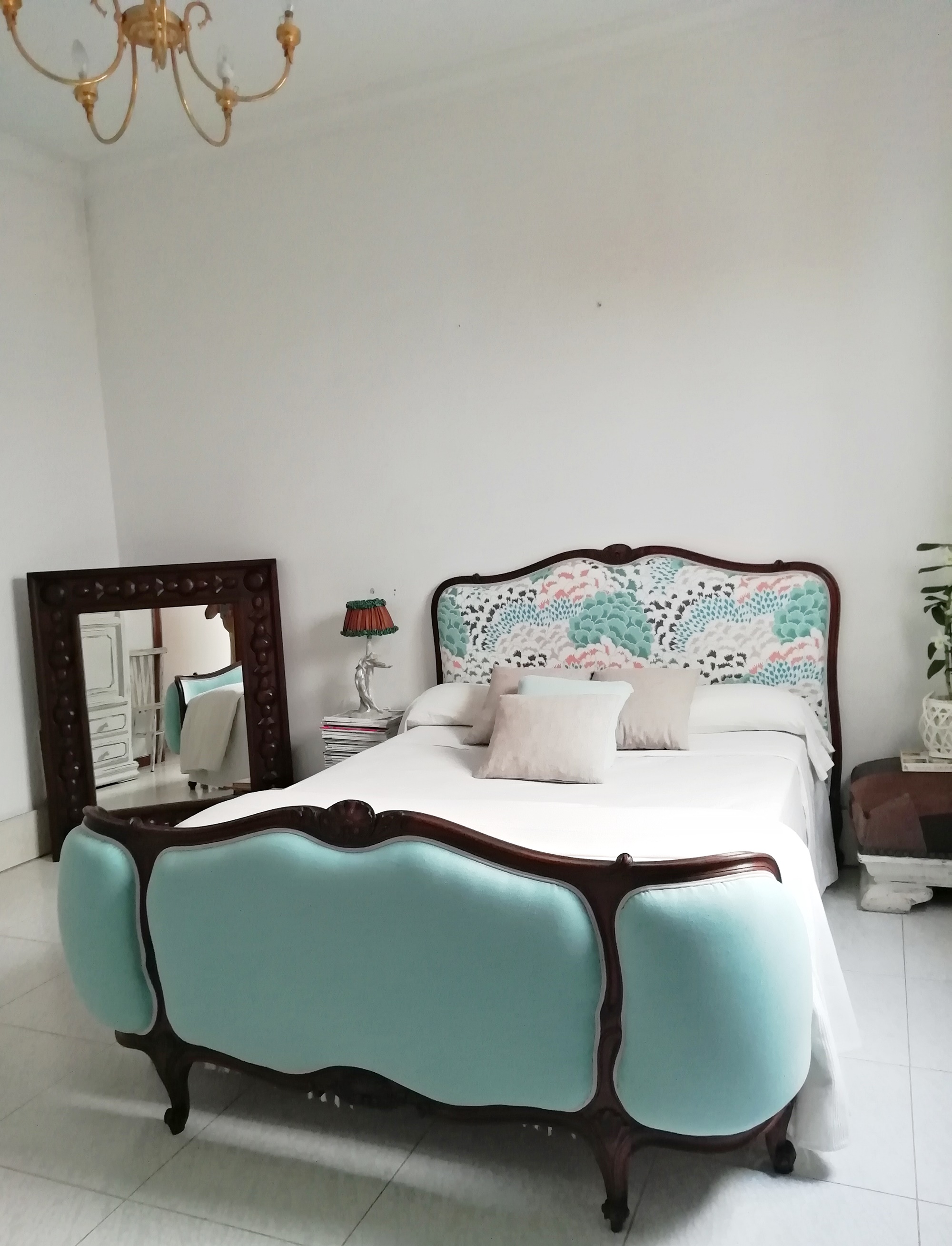 Antes y después de una antigua cama estilo Luis XV