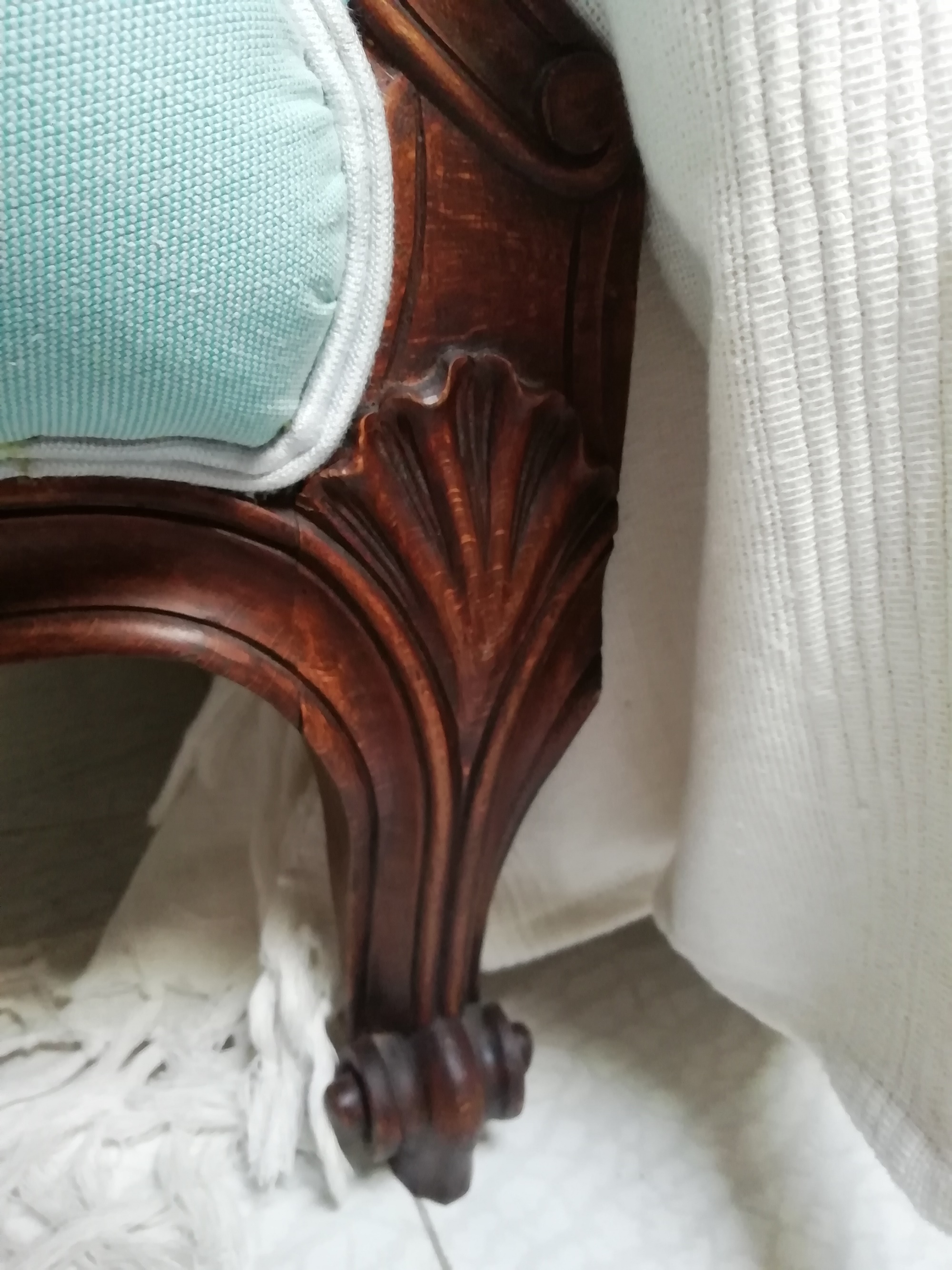 Antes y después de una antigua cama estilo Luis XV