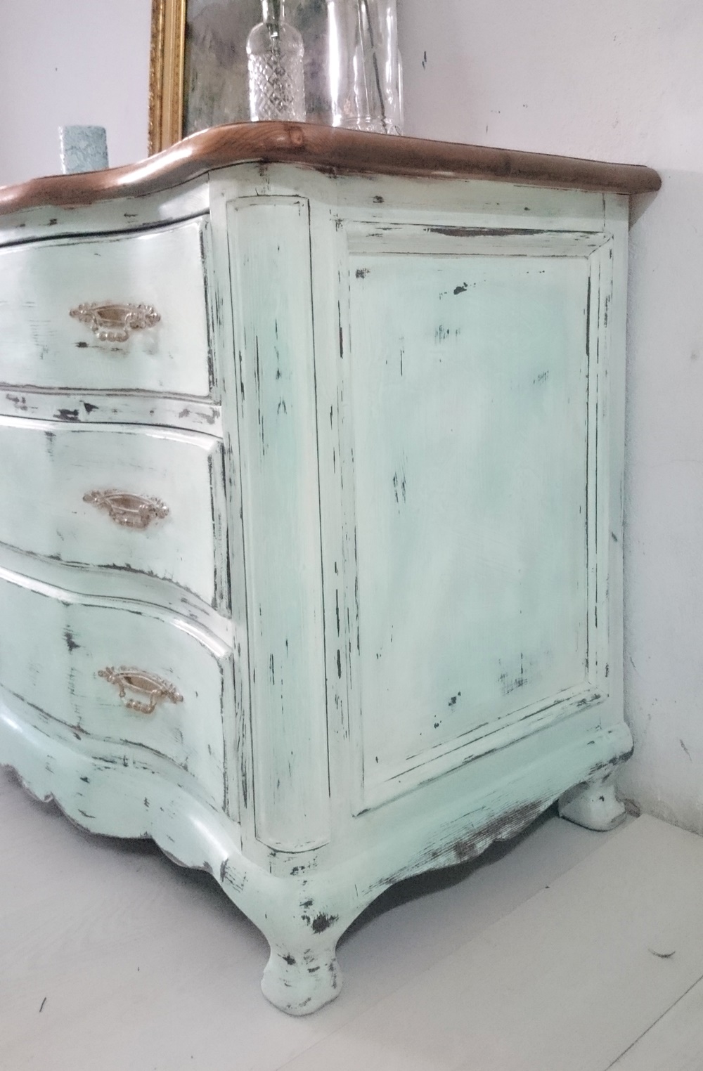 Antes y después de una  antigua cómoda actualizada en verde agua