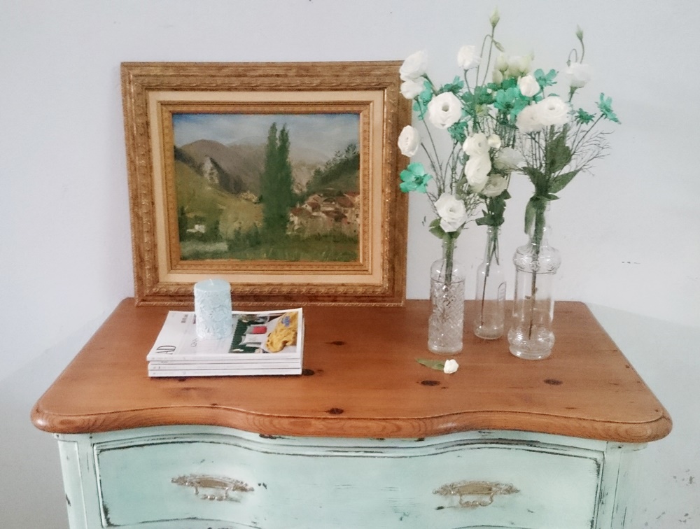 Antes y después de una antigua cómoda actualizada en verde agua