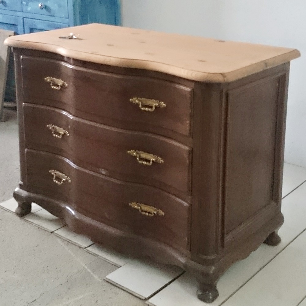 Antes y después de una antigua cómoda actualizada en verde agua