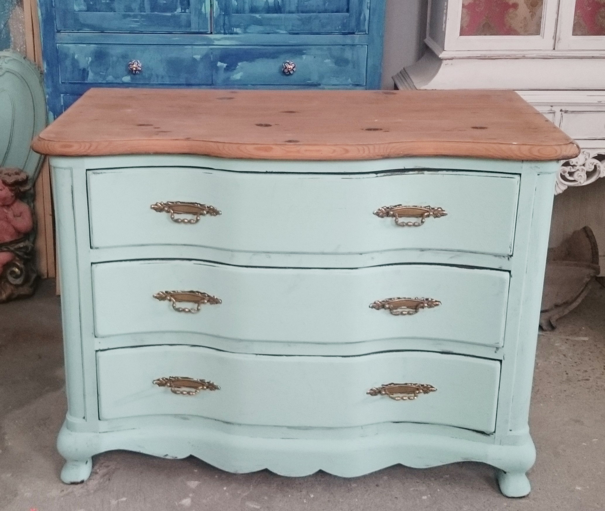 Antes y después de una antigua cómoda actualizada en verde agua