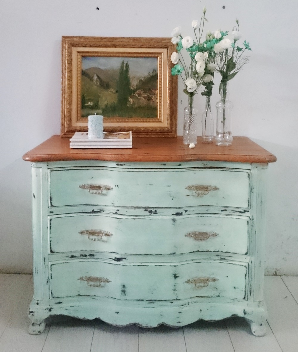 Antes y después de una antigua cómoda actualizada en verde agua