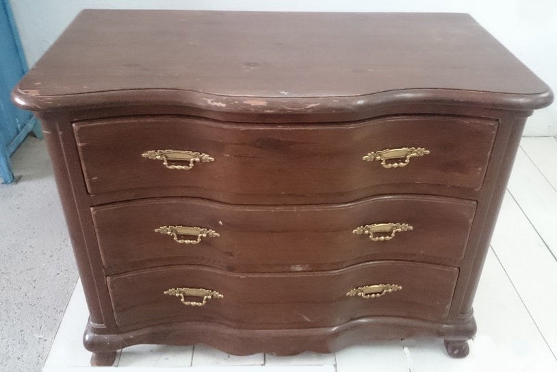 Antes y después de una antigua cómoda actualizada en verde agua