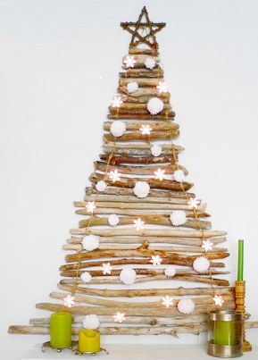 árbol de navidad de ramas decorado con luces led