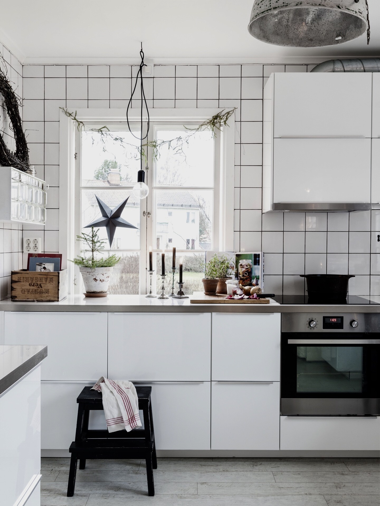 Blanca Navidad en una casa escandinava