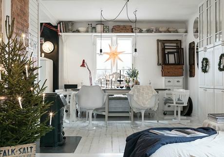 Blanca Navidad en una casa escandinava