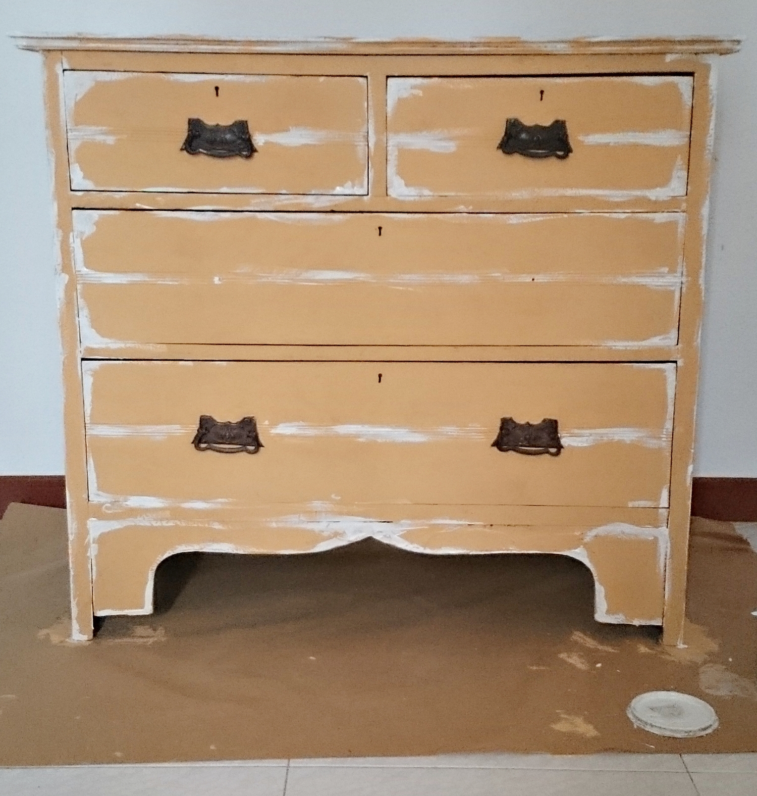 Cómo darle un toque rústico chic a una antigua cómoda