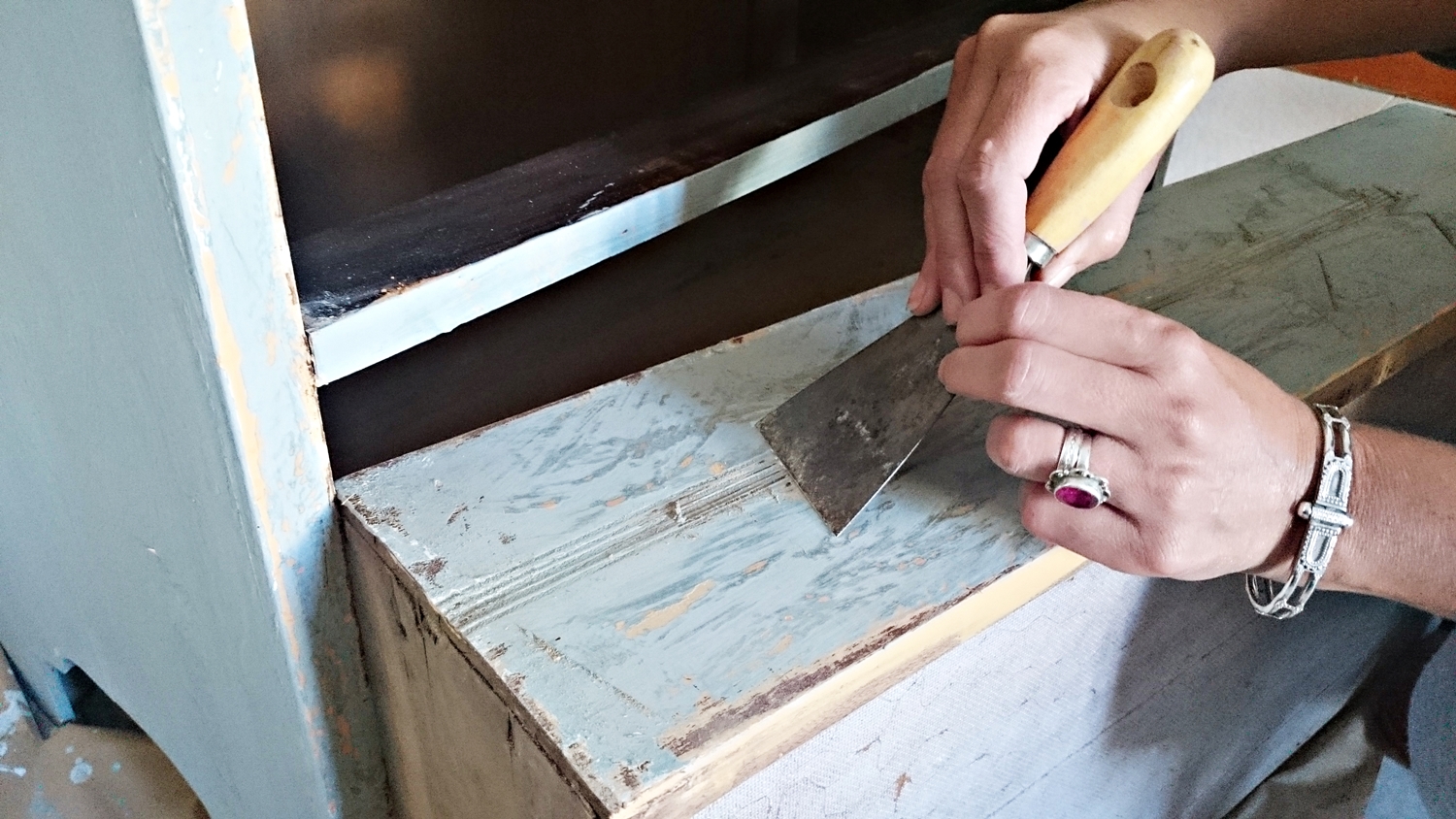 Cómo darle un toque rústico chic a una antigua cómoda