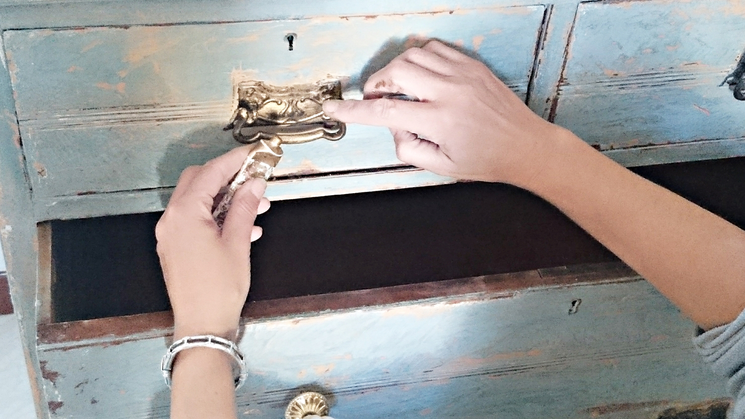 Cómo darle un toque rústico chic a una antigua cómoda