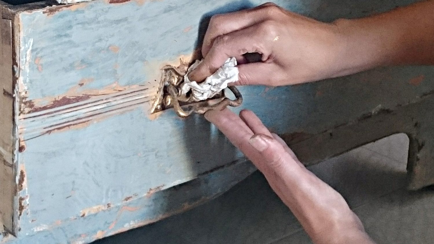 Cómo darle un toque rústico chic a una antigua cómoda