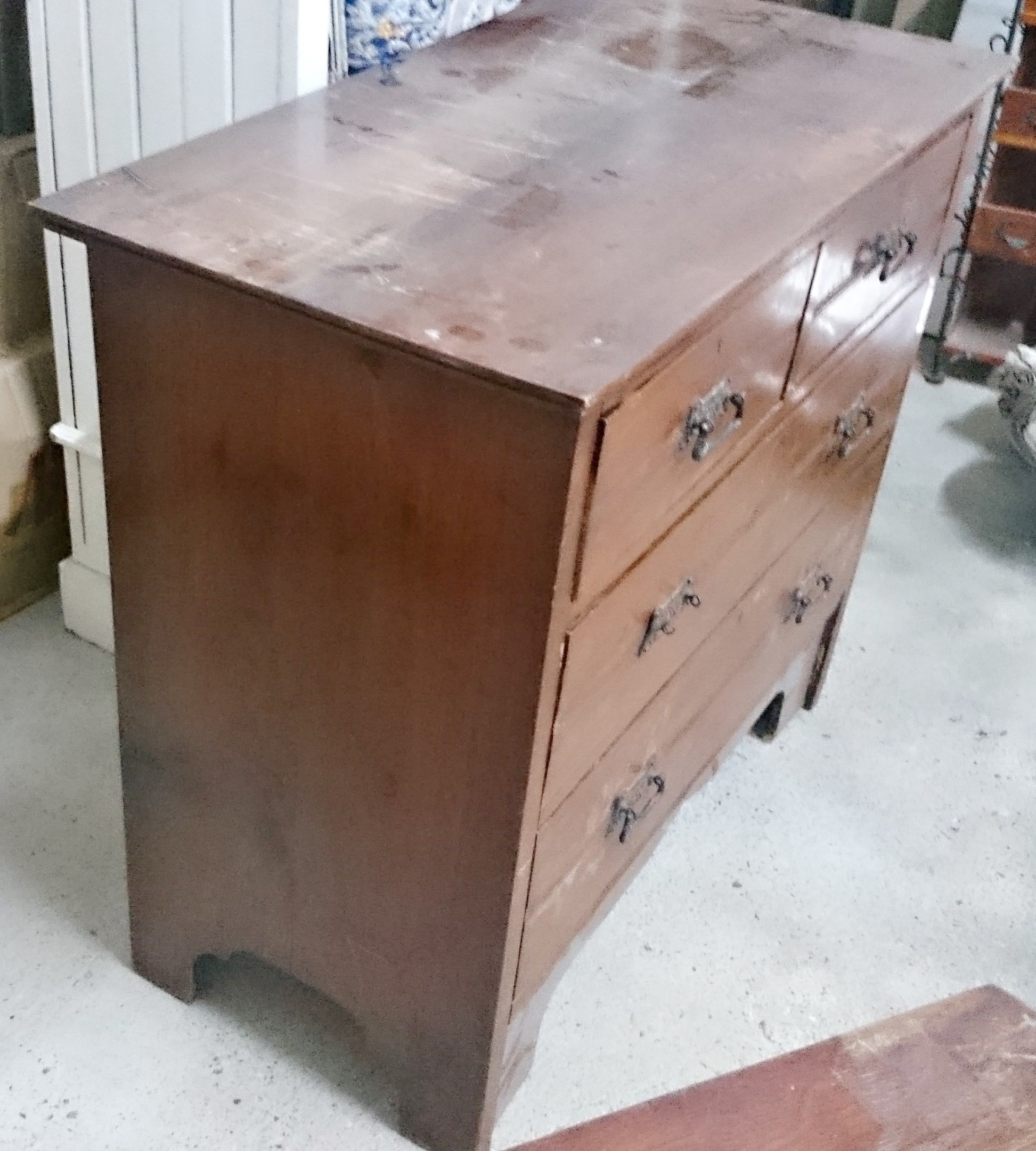 Cómo darle un toque rústico chic a una antigua cómoda