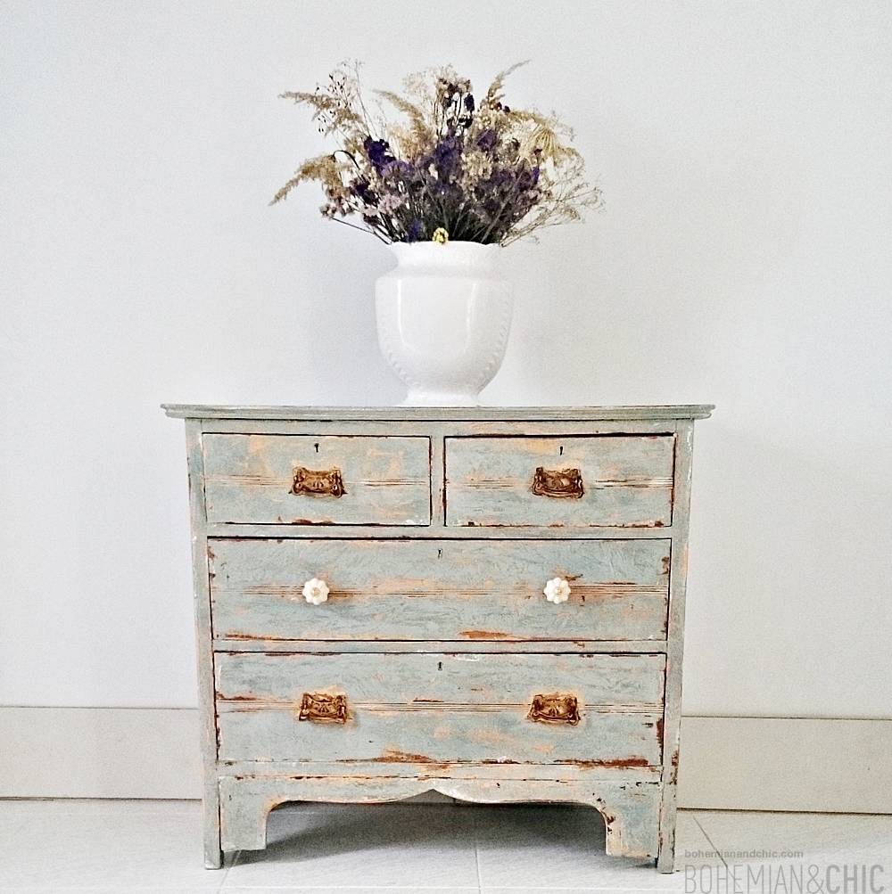 Cómo darle un toque rústico chic a una antigua cómoda