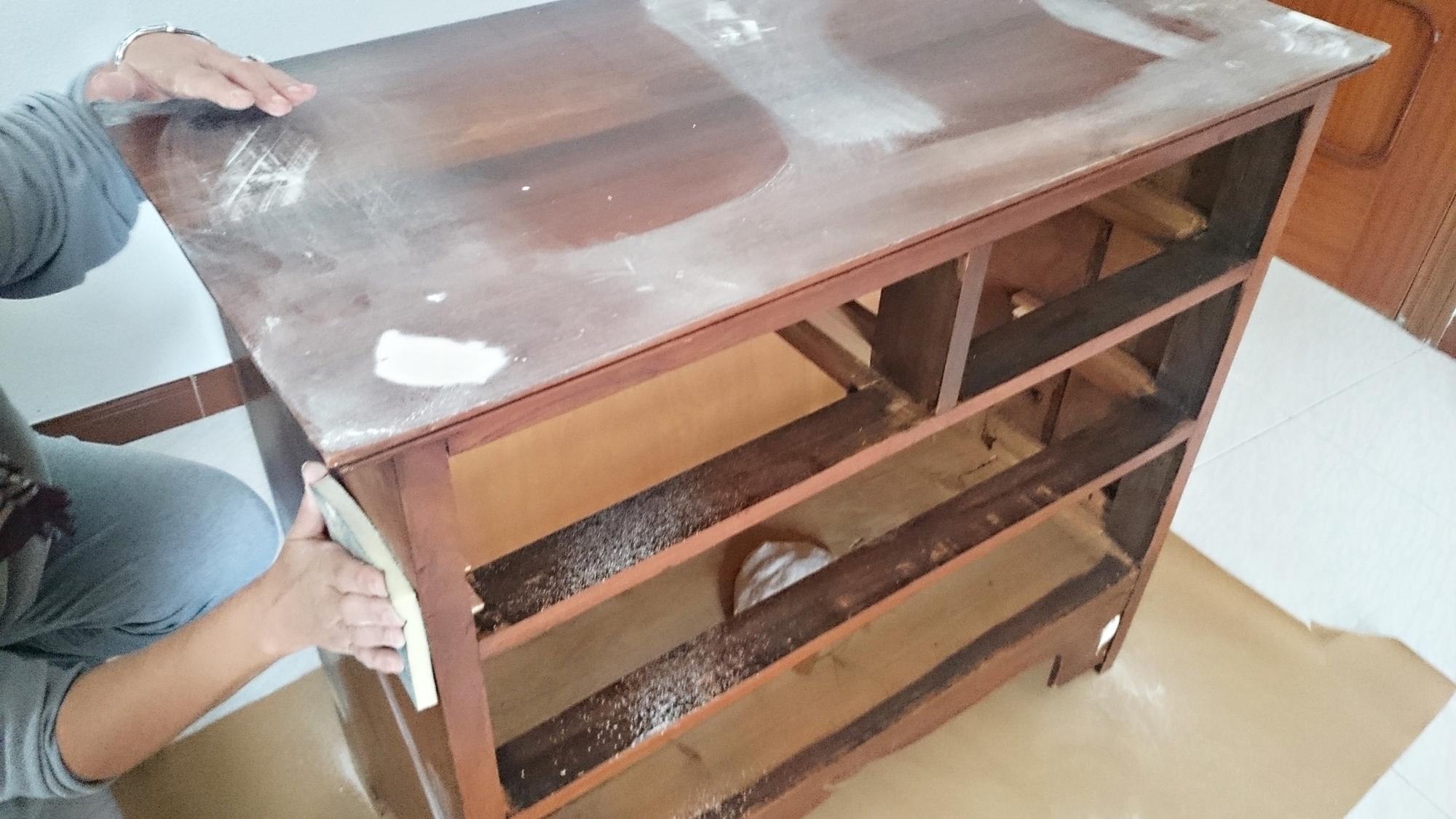 Cómo darle un toque rústico chic a una antigua cómoda