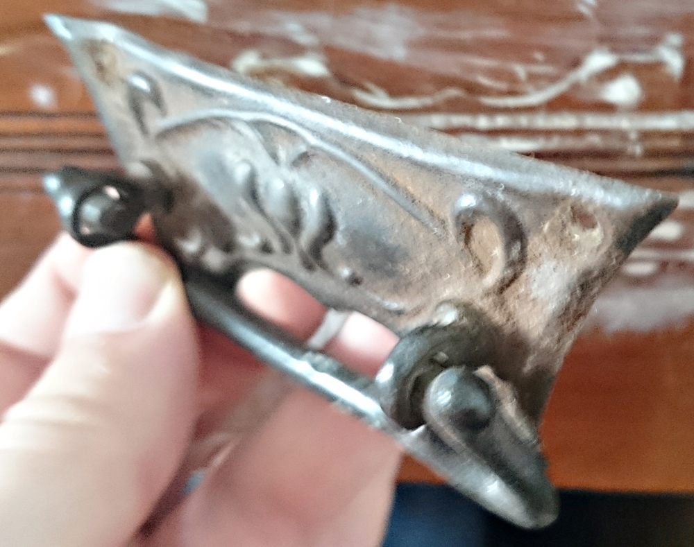 Cómo darle un toque rústico chic a una antigua cómoda