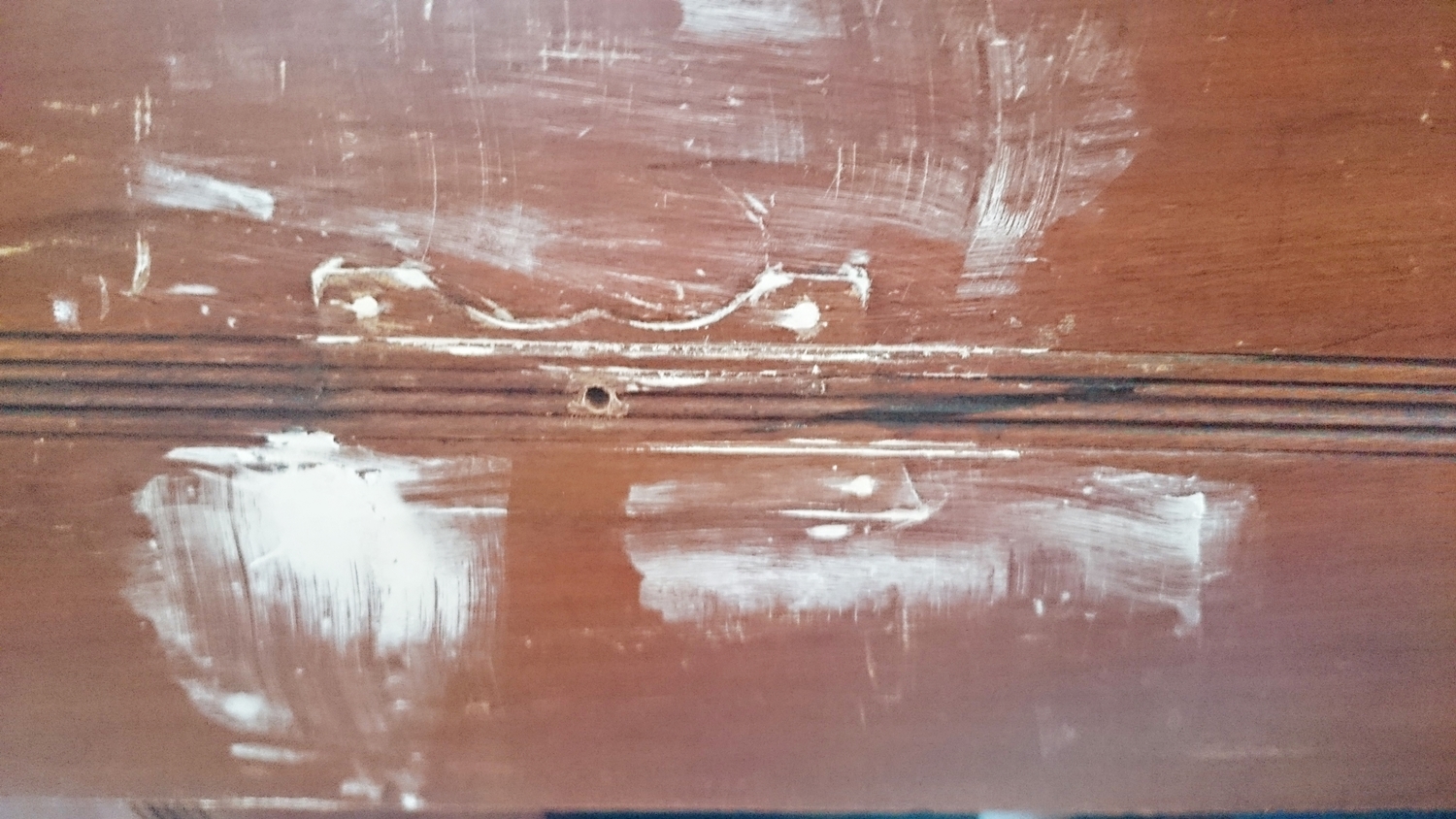 Cómo darle un toque rústico chic a una antigua cómoda