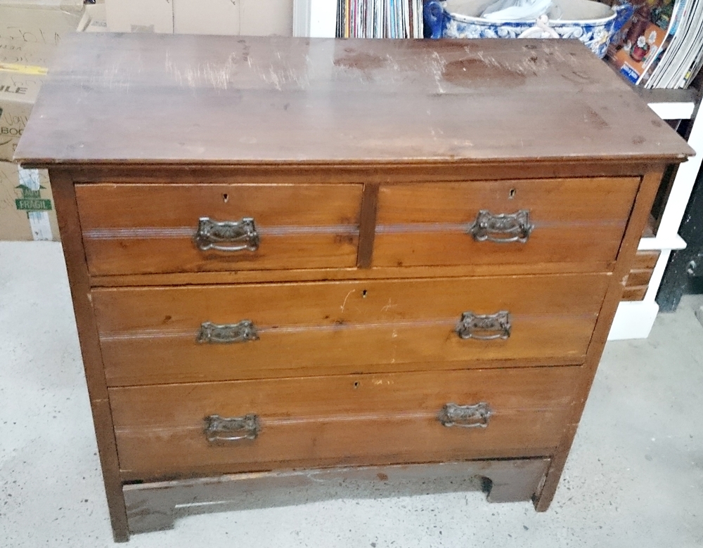 Cómo darle un toque rústico chic a una antigua cómoda