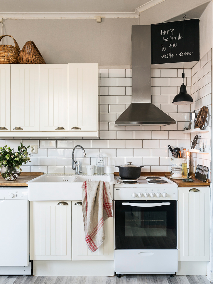 Una casa lista para recibir la Navidad decorada con piezas recuperadas