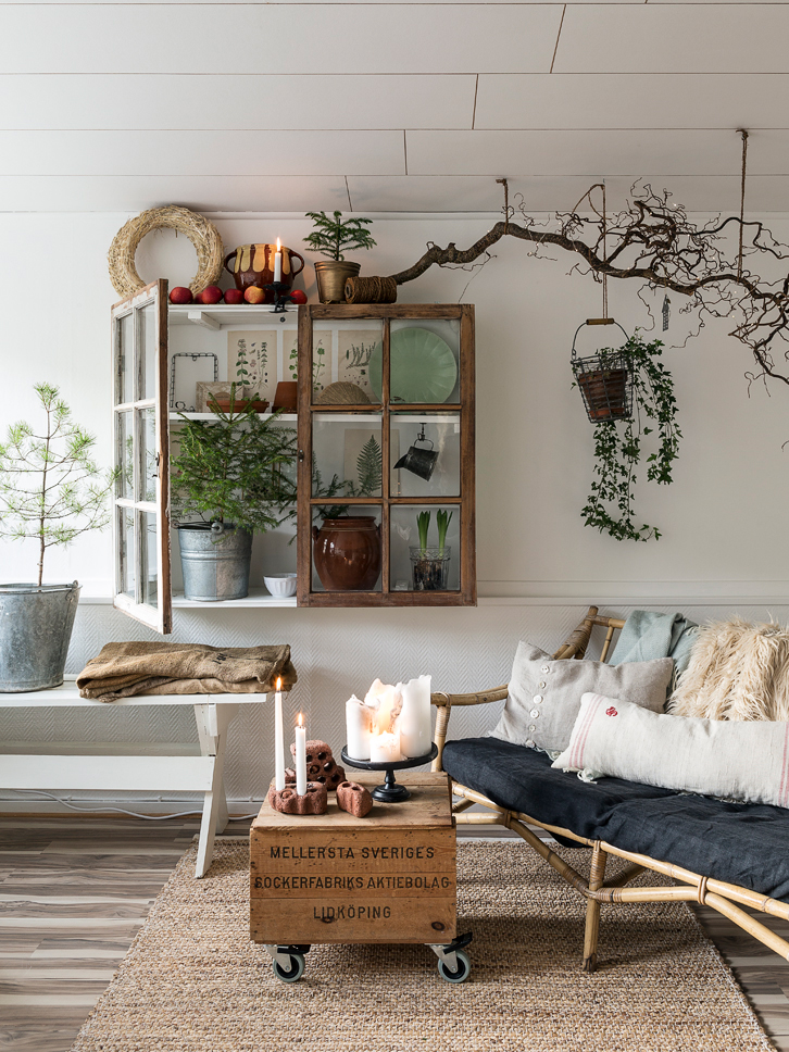 Una casa lista para recibir la Navidad decorada con piezas recuperadas