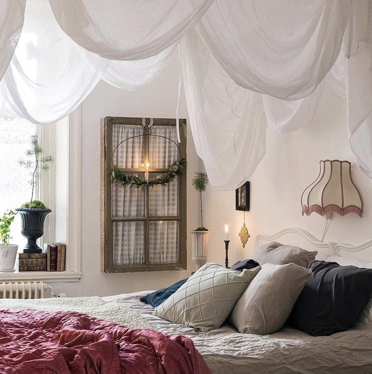 Una casa lista para recibir la Navidad decorada con piezas recuperadas 