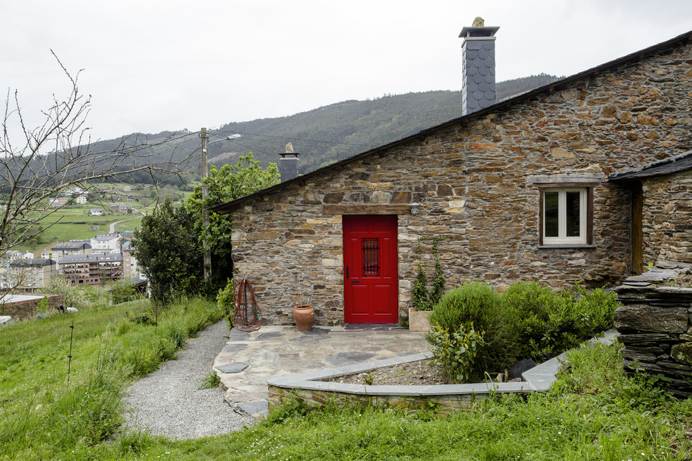 Una casa rural restaurada con un entorno único