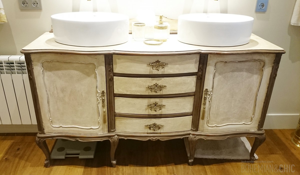 Aparador vintage transformado en mueble de baño personalizado