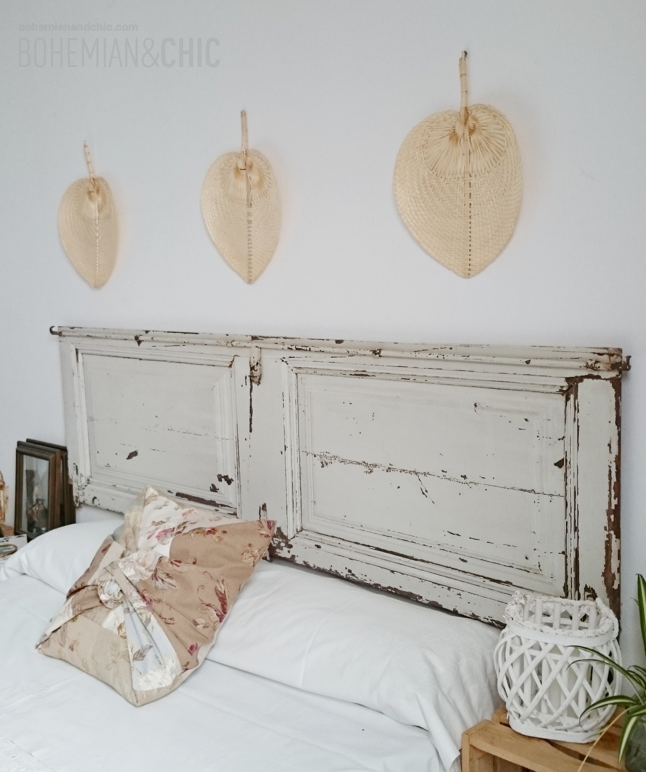 cómo decorar la cabecera de la cama con una puerta reciclada