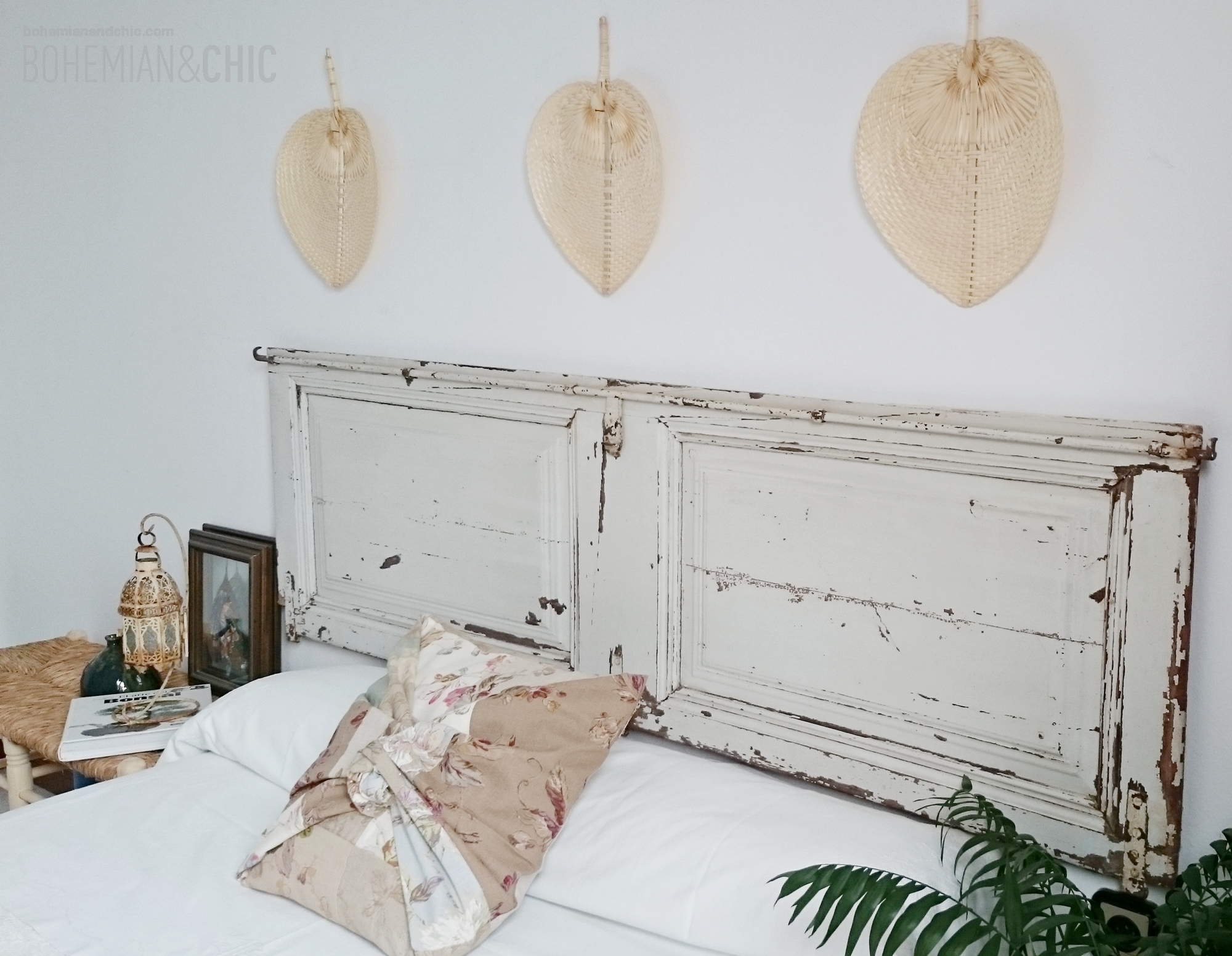 cómo decorar la cabecera de la cama con una puerta reciclada